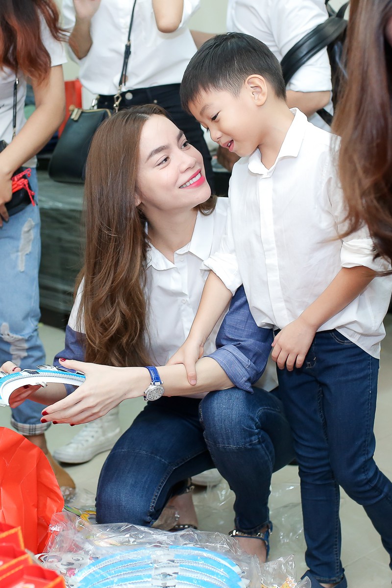 Tròn 8 tuổi với chiều cao vượt trội, Subeo vẫn bé bỏng hôn má mẹ Hà Hồ cực đáng yêu - Ảnh 3.