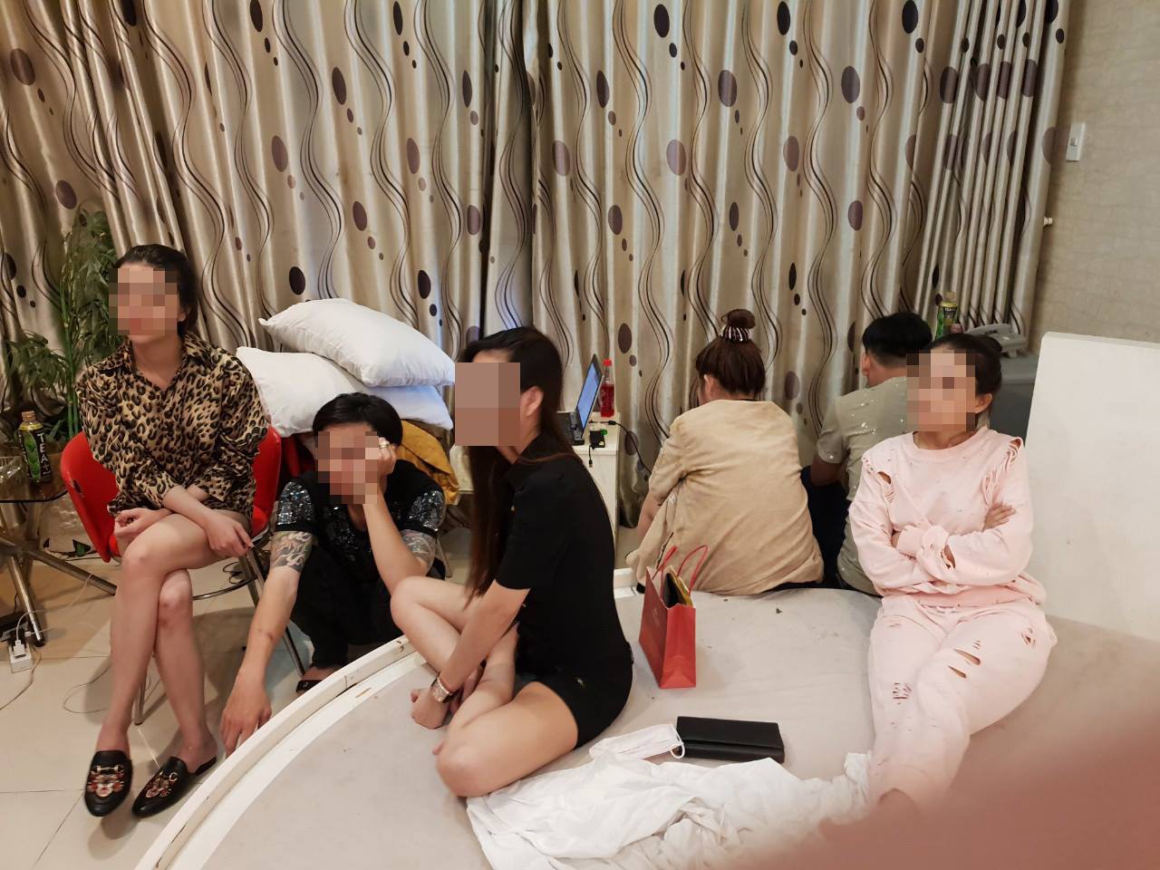 Hơn 10 dân chơi thuê khách sạn thác loạn ma tuý tập thể ở Sài Gòn - Ảnh 2. Hơn 10 dân chơi thuê khách sạn thác loạn ma tuý tập thể ở Sài Gòn - Ảnh 2.