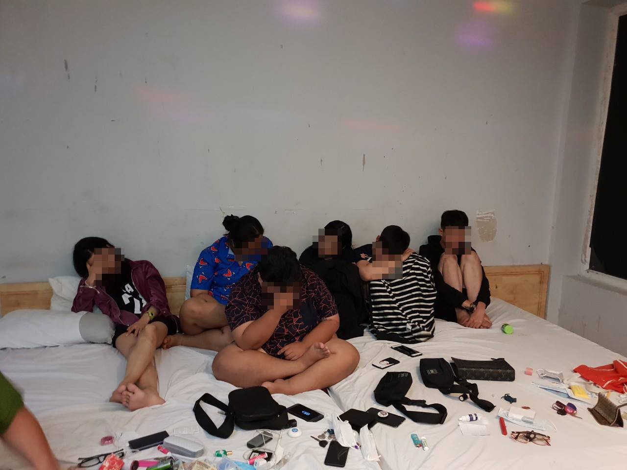 Hơn 10 dân chơi thuê khách sạn thác loạn ma tuý tập thể ở Sài Gòn - Ảnh 1. Hơn 10 dân chơi thuê khách sạn thác loạn ma tuý tập thể ở Sài Gòn - Ảnh 1.