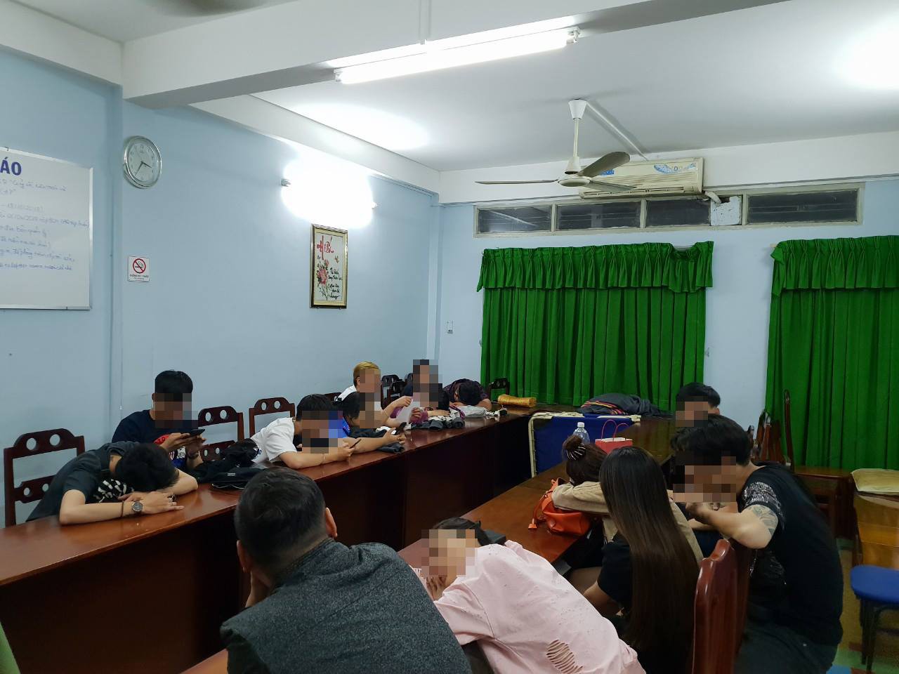 Hơn 10 dân chơi thuê khách sạn thác loạn ma tuý tập thể ở Sài Gòn - Ảnh 4. Hơn 10 dân chơi thuê khách sạn thác loạn ma tuý tập thể ở Sài Gòn - Ảnh 4.