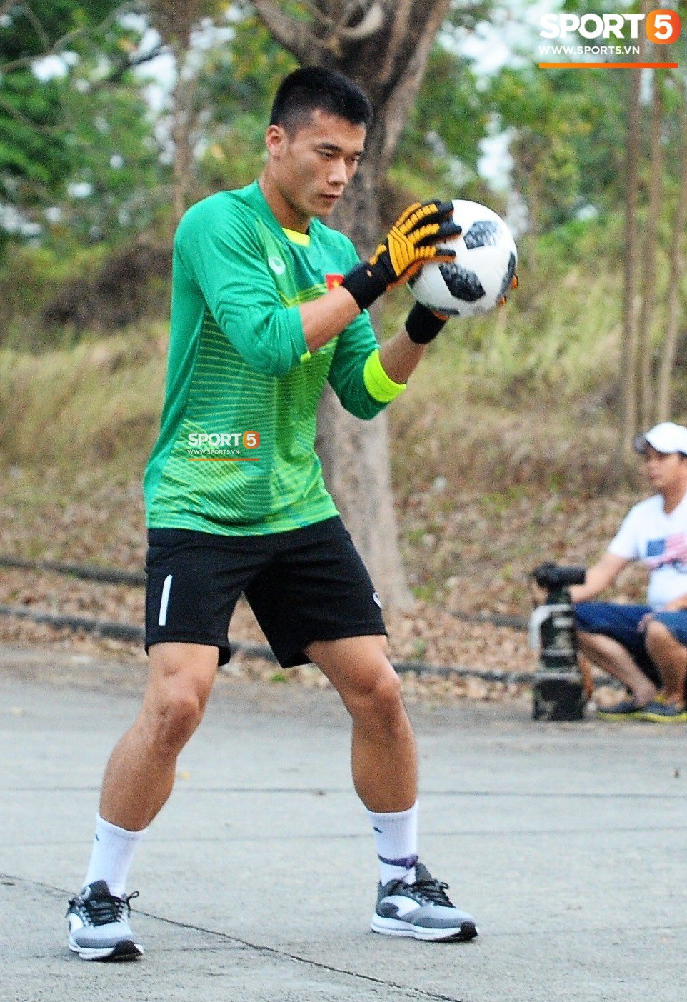 Bùi Tiến Dũng, Văn Hoàng gặp khó khi tập trên sân bê tông - Ảnh 3.