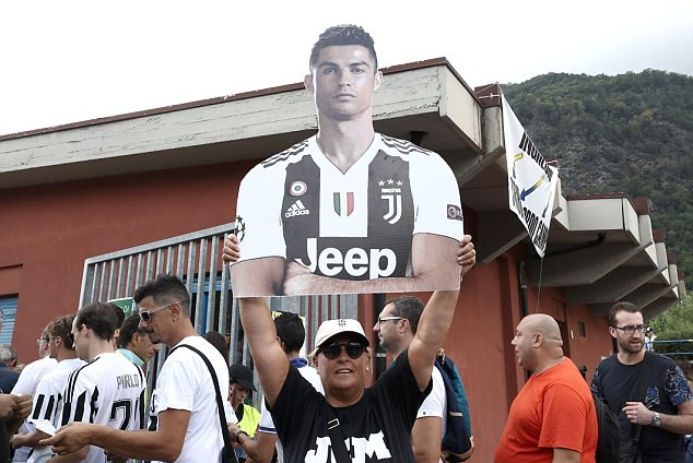 Fan Juventus xếp h&agrave;ng chật k&iacute;n đường chờ xem Ronaldo thi đấu - Ảnh 7.