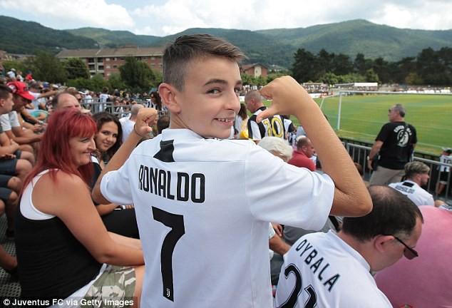 Fan Juventus xếp h&agrave;ng chật k&iacute;n đường chờ xem Ronaldo thi đấu - Ảnh 5.