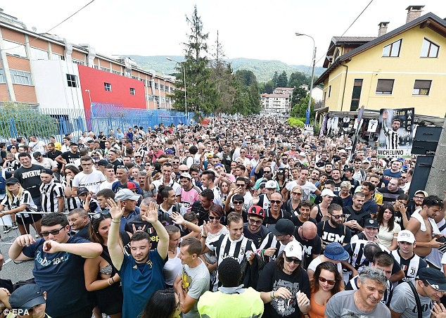 Fan Juventus xếp h&agrave;ng chật k&iacute;n đường chờ xem Ronaldo thi đấu - Ảnh 3.