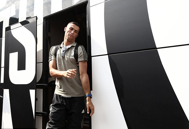 Fan Juventus xếp h&agrave;ng chật k&iacute;n đường chờ xem Ronaldo thi đấu - Ảnh 1.