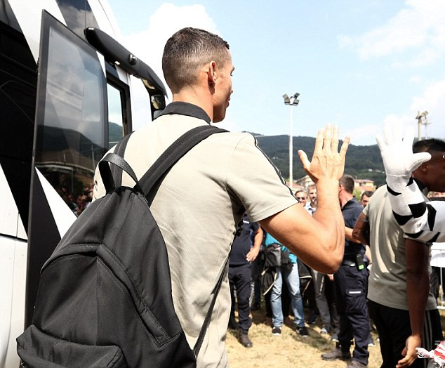 Fan Juventus xếp h&agrave;ng chật k&iacute;n đường chờ xem Ronaldo thi đấu - Ảnh 2.