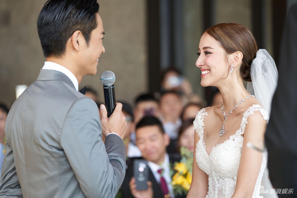 Đám cưới hot nhất Cbiz hôm nay: Trịnh Gia Dĩnh trao nụ hôn ngọt ngào cho bạn gái Hoa hậu trong hôn lễ triệu đô - Ảnh 1. Đám cưới hot nhất Cbiz hôm nay: Trịnh Gia Dĩnh trao nụ hôn ngọt ngào cho bạn gái Hoa hậu trong hôn lễ triệu đô - Ảnh 1.