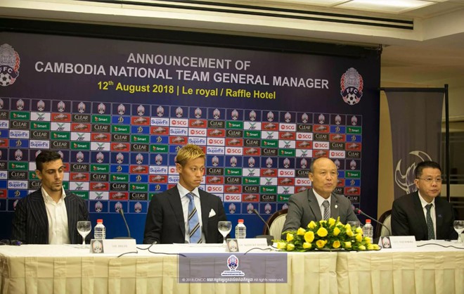 Sao Nhật Bản Honda bất ngờ nắm tuyển Campuchia, đối đầu Việt Nam tại AFF Cup 2018 - Ảnh 1.