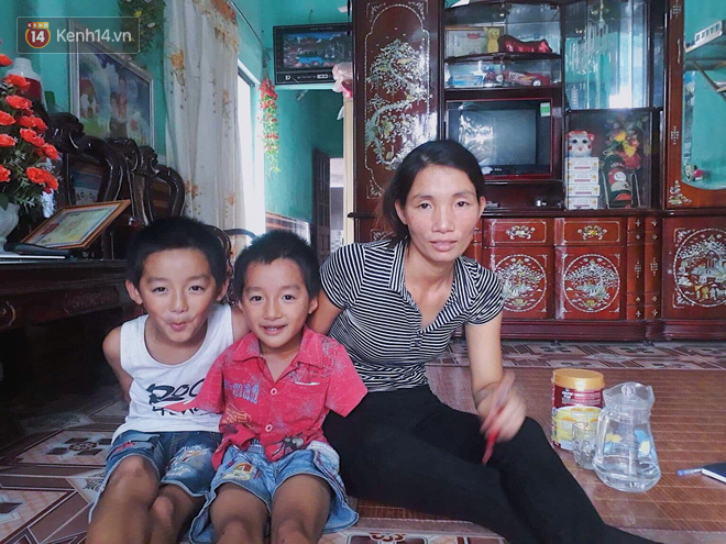 Chuyện về cậu bé không tay và người anh sinh đôi luôn kề cận: Trong đội bóng nhí, em con chạy nhanh lắm nhưng con phải kèm vì sợ em ngã... - Ảnh 1. Chuyện về cậu bé không tay và người anh sinh đôi luôn kề cận: Trong đội bóng nhí, em con chạy nhanh lắm nhưng con phải kèm vì sợ em ngã... - Ảnh 1.