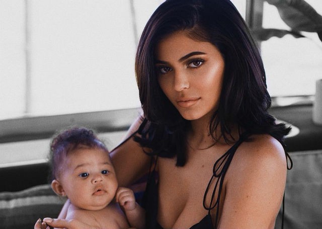 5 sự thay đổi cho thấy Kylie Jenner từ người đẹp thị phi trở nên nhu mì hơn khi yêu và lên chức mẹ - Ảnh 5.