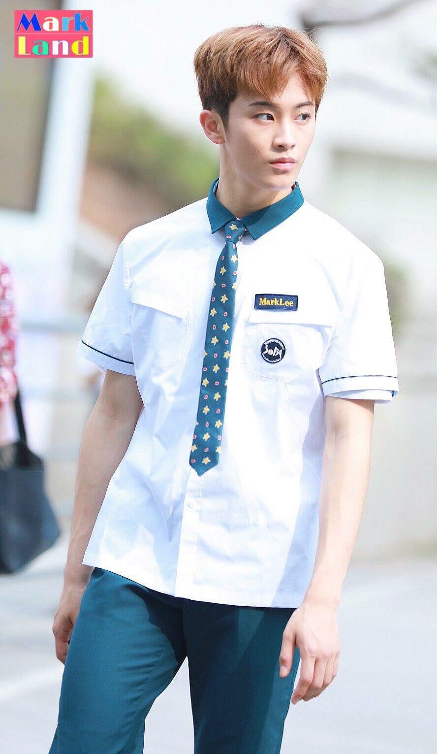 Món đồ giúp các nam Idol cân được mọi style, cứ mặc vào là auto đẹp trai hóa ra lại cực kì dễ sở hữu - Ảnh 9. Món đồ giúp các nam Idol cân được mọi style, cứ mặc vào là auto đẹp trai hóa ra lại cực kì dễ sở hữu - Ảnh 9.