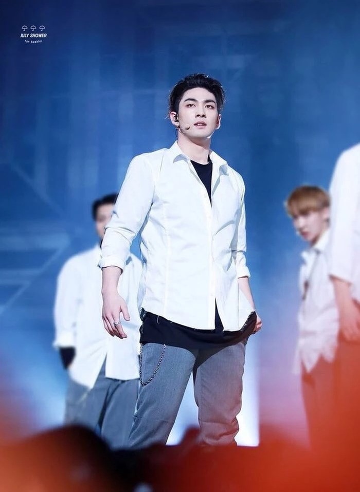 Món đồ giúp các nam Idol cân được mọi style, cứ mặc vào là auto đẹp trai hóa ra lại cực kì dễ sở hữu - Ảnh 10. Món đồ giúp các nam Idol cân được mọi style, cứ mặc vào là auto đẹp trai hóa ra lại cực kì dễ sở hữu - Ảnh 10.