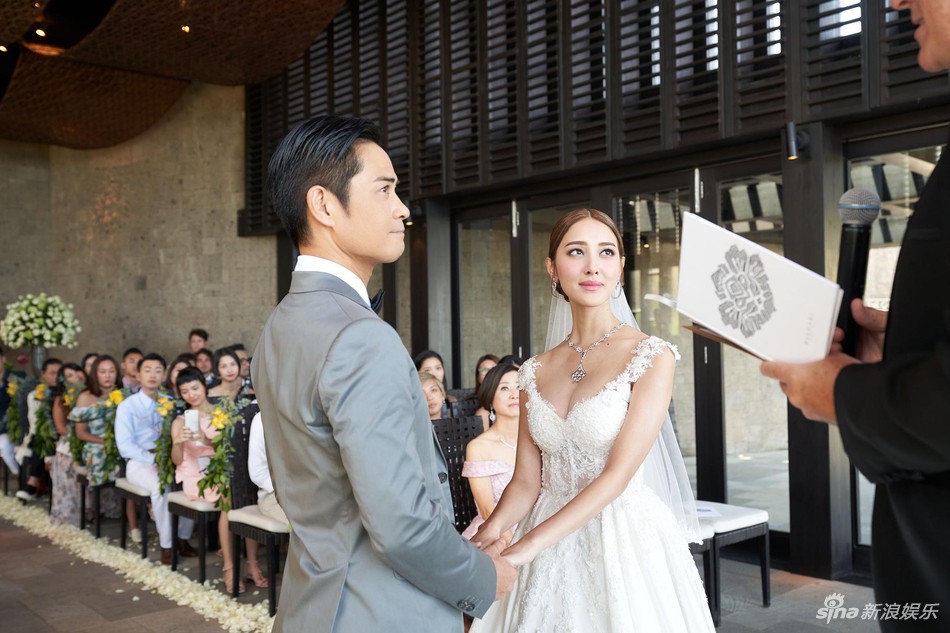 Đám cưới hot nhất Cbiz hôm nay: Trịnh Gia Dĩnh trao nụ hôn ngọt ngào cho bạn gái Hoa hậu trong hôn lễ triệu đô - Ảnh 5. Đám cưới hot nhất Cbiz hôm nay: Trịnh Gia Dĩnh trao nụ hôn ngọt ngào cho bạn gái Hoa hậu trong hôn lễ triệu đô - Ảnh 5.