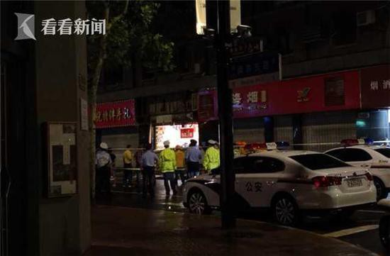 Trung Quốc: Ba người đi đường tử vong do bị bảng hiệu rơi trúng đầu - Ảnh 3.