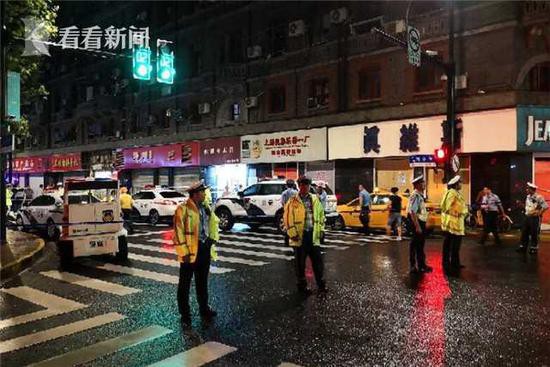 Trung Quốc: Ba người đi đường tử vong do bị bảng hiệu rơi trúng đầu - Ảnh 2.
