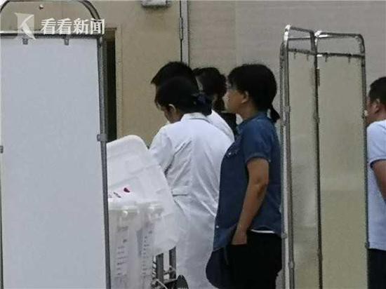 Trung Quốc: Ba người đi đường tử vong do bị bảng hiệu rơi trúng đầu - Ảnh 4.