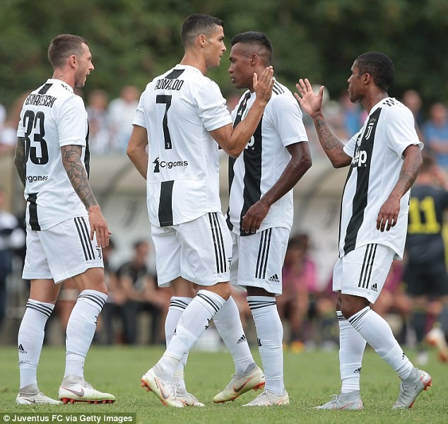 Ronaldo ghi b&agrave;n ng&agrave;y ra mắt Juventus, trận đấu kết th&uacute;c sớm v&igrave; fan cuồng n&aacute;o loạn - Ảnh 8.