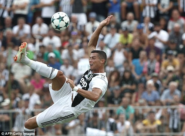 Ronaldo ghi b&agrave;n ng&agrave;y ra mắt Juventus, trận đấu kết th&uacute;c sớm v&igrave; fan cuồng n&aacute;o loạn - Ảnh 9.
