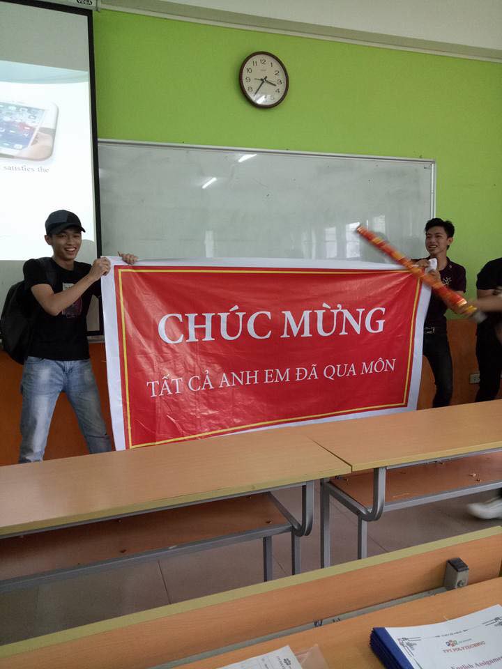Lầy như sinh viên, qua môn thôi mà cũng làm cả băng rôn với pháo giấy chúc mừng anh em - Ảnh 1. Lầy như sinh viên, qua môn thôi mà cũng làm cả băng rôn với pháo giấy chúc mừng anh em - Ảnh 1.