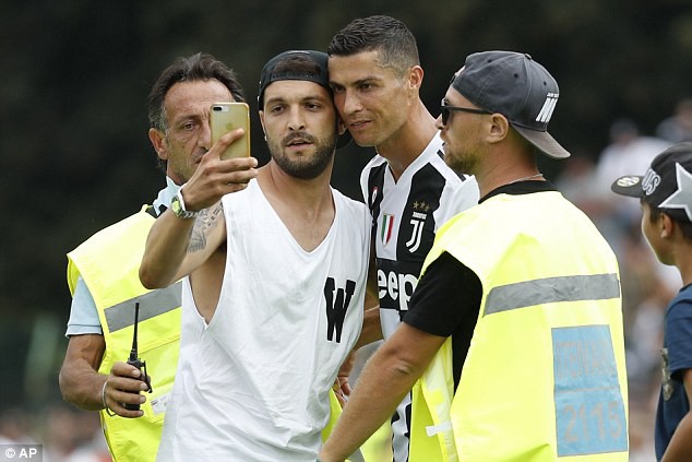 Ronaldo ghi b&agrave;n ng&agrave;y ra mắt Juventus, trận đấu kết th&uacute;c sớm v&igrave; fan cuồng n&aacute;o loạn - Ảnh 3.