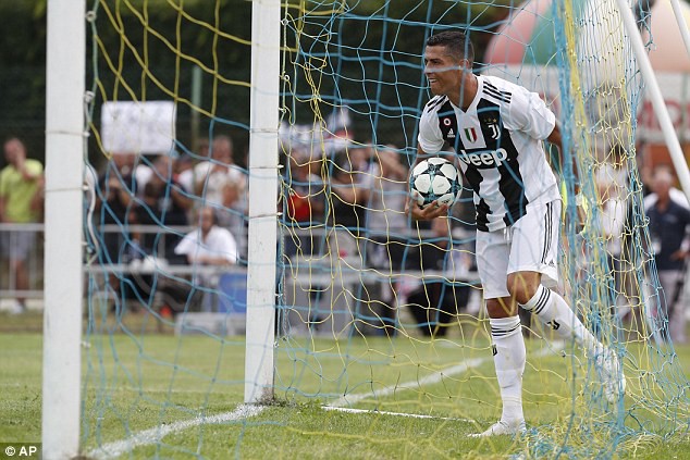 Ronaldo ghi b&agrave;n ng&agrave;y ra mắt Juventus, trận đấu kết th&uacute;c sớm v&igrave; fan cuồng n&aacute;o loạn - Ảnh 5.
