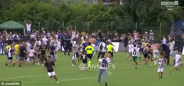 Ronaldo ghi b&agrave;n ng&agrave;y ra mắt Juventus, trận đấu kết th&uacute;c sớm v&igrave; fan cuồng n&aacute;o loạn - Ảnh 1.