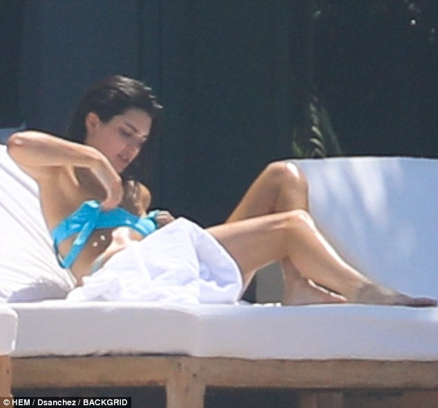 Kendall Jenner suýt hớ hênh vòng 1 trước ống kính khi chỉnh lại áo tắm - Ảnh 2.