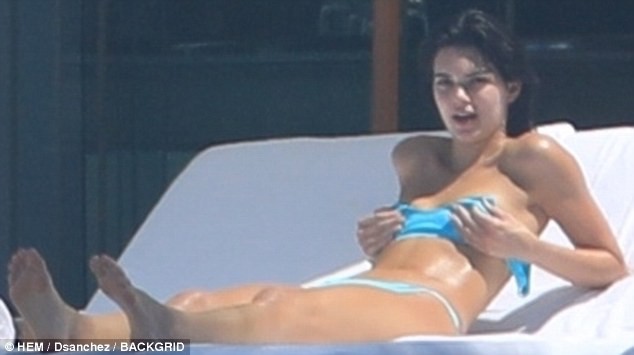 Kendall Jenner suýt hớ hênh vòng 1 trước ống kính khi chỉnh lại áo tắm - Ảnh 1.