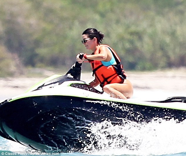 Kendall Jenner suýt hớ hênh vòng 1 trước ống kính khi chỉnh lại áo tắm - Ảnh 6.