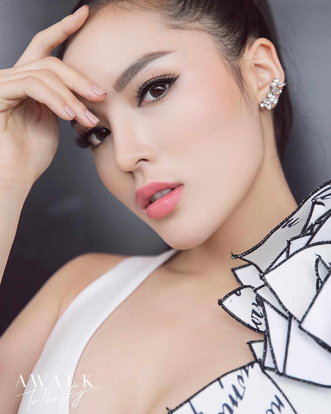 Ai cũng có lúc như Kỳ Duyên, makeup phủ nền 800 lớp rồi mới nhớ ra quên chưa cạo lông mày - Ảnh 5. Ai cũng có lúc như Kỳ Duyên, makeup phủ nền 800 lớp rồi mới nhớ ra quên chưa cạo lông mày - Ảnh 5.