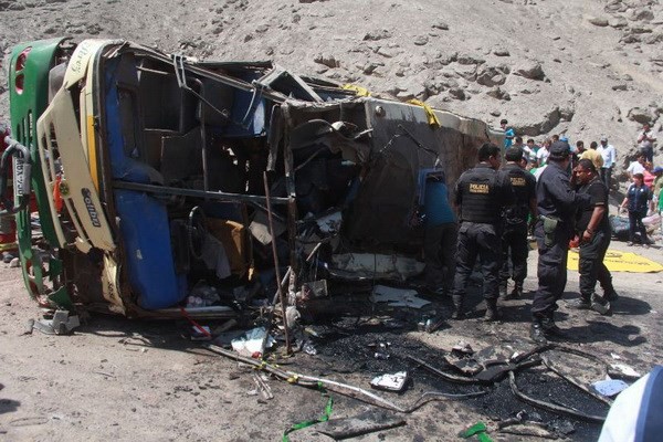 Peru: Lại một chiếc xe buýt lao xuống vực, 15 người thiệt mạng - Ảnh 1.