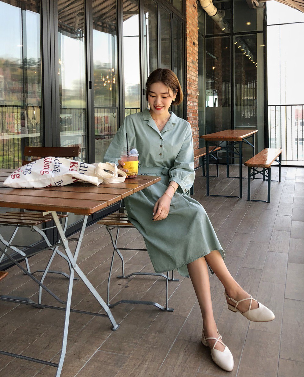 Muôn kiểu váy liền cùng cách diện chuẩn đẹp, thanh lịch mà mọi quý cô công sở cần biết - Ảnh 6. Muôn kiểu váy liền cùng cách diện chuẩn đẹp, thanh lịch mà mọi quý cô công sở cần biết - Ảnh 6.