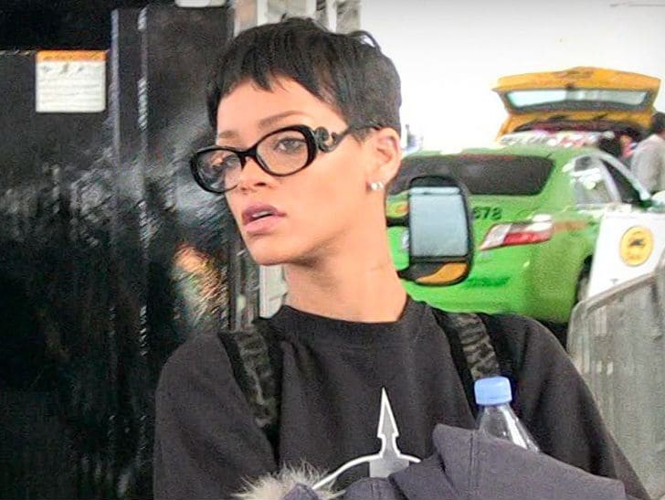Hàng loạt xe cảnh sát và trực thăng kéo đến nhà Rihanna khi có chuông báo động, chuyện gì vừa xảy ra? - Ảnh 4. Hàng loạt xe cảnh sát và trực thăng kéo đến nhà Rihanna khi có chuông báo động, chuyện gì vừa xảy ra? - Ảnh 4.