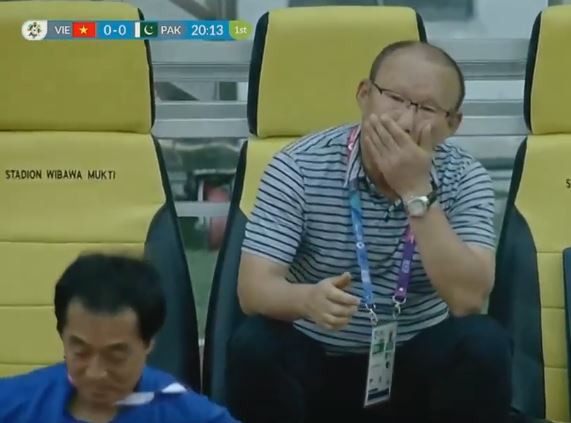 HLV Park Hang Seo không ăn mừng, ngồi tâm trạng khi Quang Hải ghi bàn - Ảnh 2.
