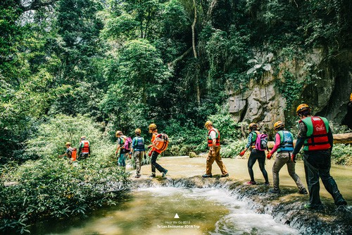 Dấn th&acirc;n để trải nghiệm, c&aacute;c bạn trẻ đều ngỡ ng&agrave;ng v&igrave; vẻ đẹp k&igrave; vĩ của hang Sơn Đo&ograve;ng, hang T&uacute; L&agrave;n v&agrave; đỉnh Putaleng - Ảnh 10.