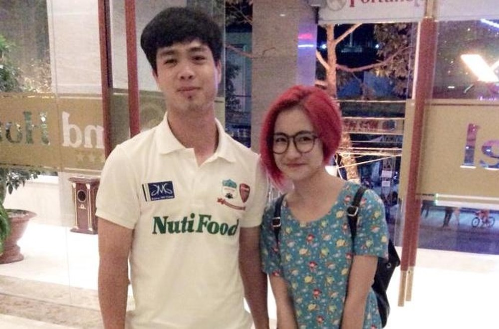 Clip: Đã là tình cũ, Hoà Minzy vẫn quẩy tưng bừng trước bàn thắng của Công Phượng trên sân Indonesia chiều nay - Ảnh 4. Clip: Đã là tình cũ, Hoà Minzy vẫn quẩy tưng bừng trước bàn thắng của Công Phượng trên sân Indonesia chiều nay - Ảnh 4.