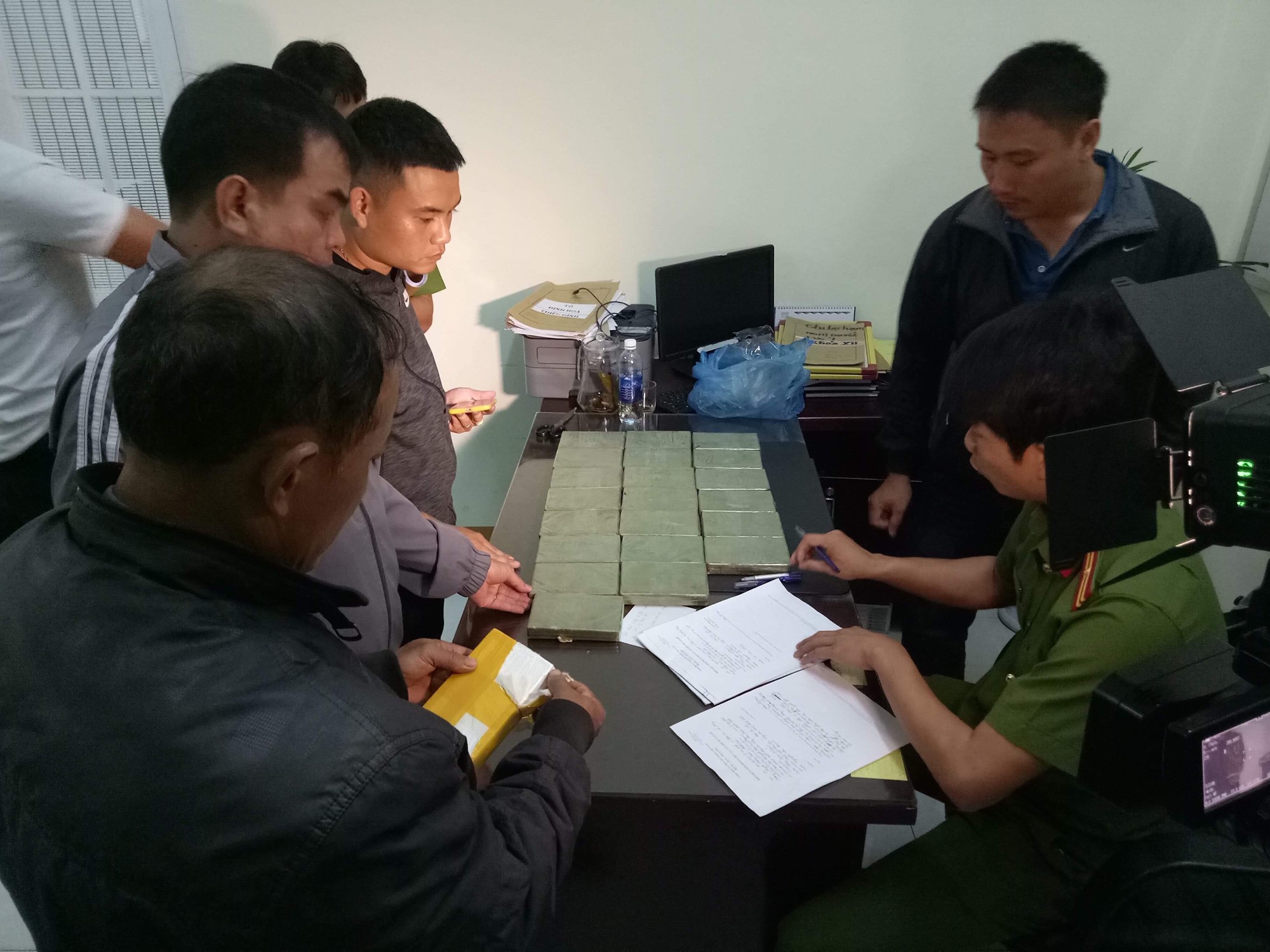 Triệt xóa đường dây ma túy lớn nhất Tây Nguyên được vận chuyển từ nước ngoài về Việt Nam - Ảnh 2. Triệt xóa đường dây ma túy lớn nhất Tây Nguyên được vận chuyển từ nước ngoài về Việt Nam - Ảnh 2.