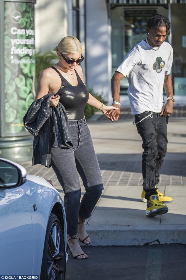 Vòng 1 nở nang gợi cảm, Kylie Jenner làm ai cũng ngắm nhìn khi diện áo bó sát ra phố - Ảnh 6.