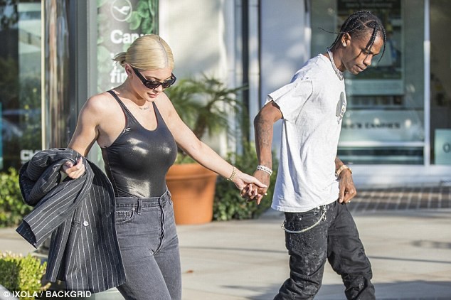 Vòng 1 nở nang gợi cảm, Kylie Jenner làm ai cũng ngắm nhìn khi diện áo bó sát ra phố - Ảnh 4.