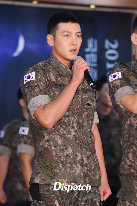 Để mặt mộc dự sự kiện quân đội, Ji Chang Wook gây xôn xao vì đẹp trai đến mức biến nam idol Kpop thành bạch tuộc - Ảnh 2.