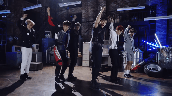 Sạn trong các MV Kpop: Hết nhảy sai vũ đạo đến phục trang biến hóa thần kì - Ảnh 16.