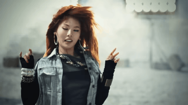 Sạn trong c&aacute;c MV Kpop: Hết nhảy sai vũ đạo đến phục trang biến h&oacute;a thần k&igrave; - Ảnh 29.