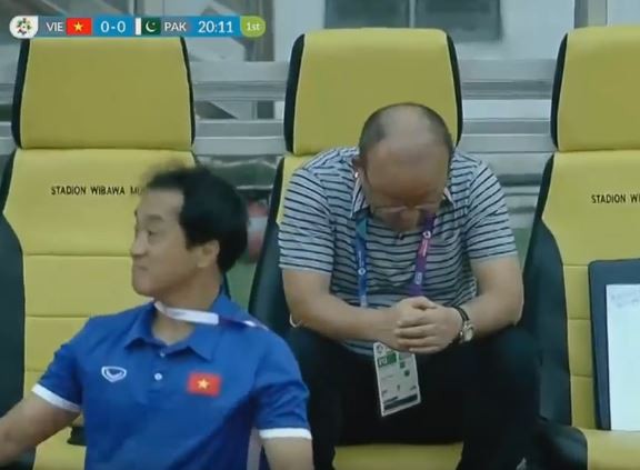 HLV Park Hang Seo không ăn mừng, ngồi tâm trạng khi Quang Hải ghi bàn - Ảnh 1.
