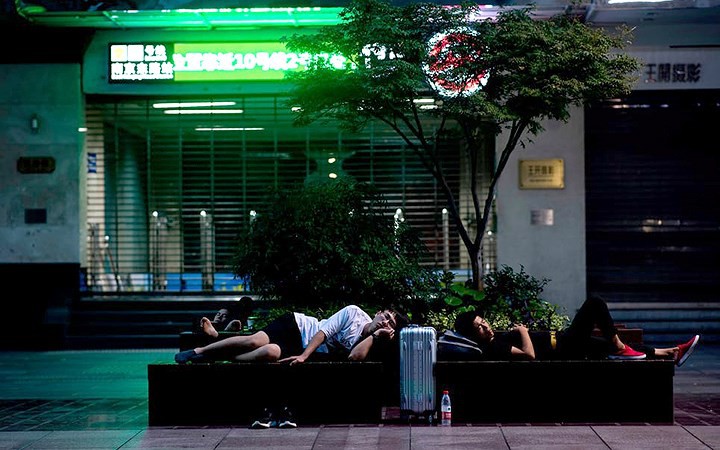 Ảnh: Thượng Hải nóng “như lò lửa”, người dân phải đổ ra đường ngủ - Ảnh 13. Ảnh: Thượng Hải nóng “như lò lửa”, người dân phải đổ ra đường ngủ - Ảnh 13.