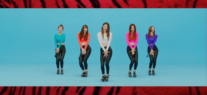 Sạn trong các MV Kpop: Hết nhảy sai vũ đạo đến phục trang biến hóa thần kì - Ảnh 12.