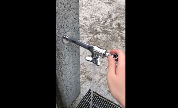 Clip: Cái vòi nước nhìn vậy mà không phải vậy khiến dân mạng cười rơi mồm đúng khoảnh khắc cuối - Ảnh 3.
