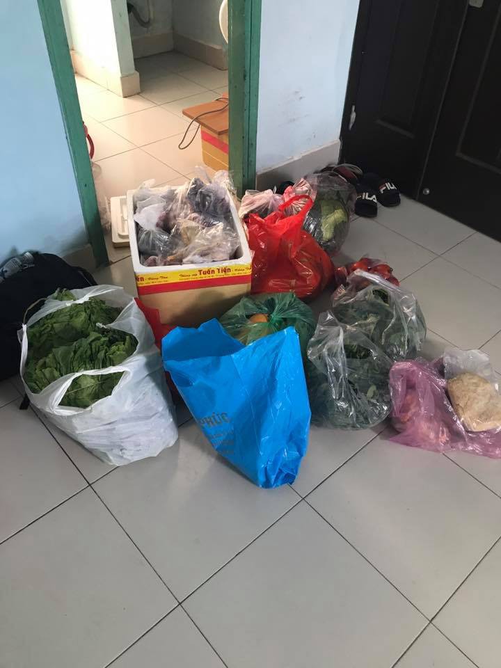 Nửa đêm nhận được cả thùng đồ quê của cha mẹ, cô gái xúc động tâm sự: Có cái gì ngon là bố mẹ gửi lên hết, chả dám ăn - Ảnh 9. Nửa đêm nhận được cả thùng đồ quê của cha mẹ, cô gái xúc động tâm sự: Có cái gì ngon là bố mẹ gửi lên hết, chả dám ăn - Ảnh 9.