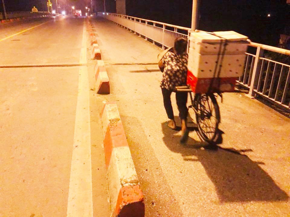 Hình ảnh người phụ nữ khuyết tật gồng mình đẩy chiếc xe bánh mì lên dốc cầu buổi sáng sớm khiến nhiều người thương cảm - Ảnh 2. Hình ảnh người phụ nữ khuyết tật gồng mình đẩy chiếc xe bánh mì lên dốc cầu buổi sáng sớm khiến nhiều người thương cảm - Ảnh 2.