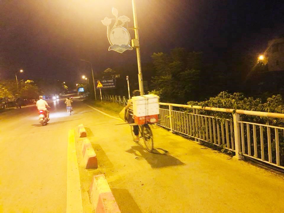 Hình ảnh người phụ nữ khuyết tật gồng mình đẩy chiếc xe bánh mì lên dốc cầu buổi sáng sớm khiến nhiều người thương cảm - Ảnh 3. Hình ảnh người phụ nữ khuyết tật gồng mình đẩy chiếc xe bánh mì lên dốc cầu buổi sáng sớm khiến nhiều người thương cảm - Ảnh 3.