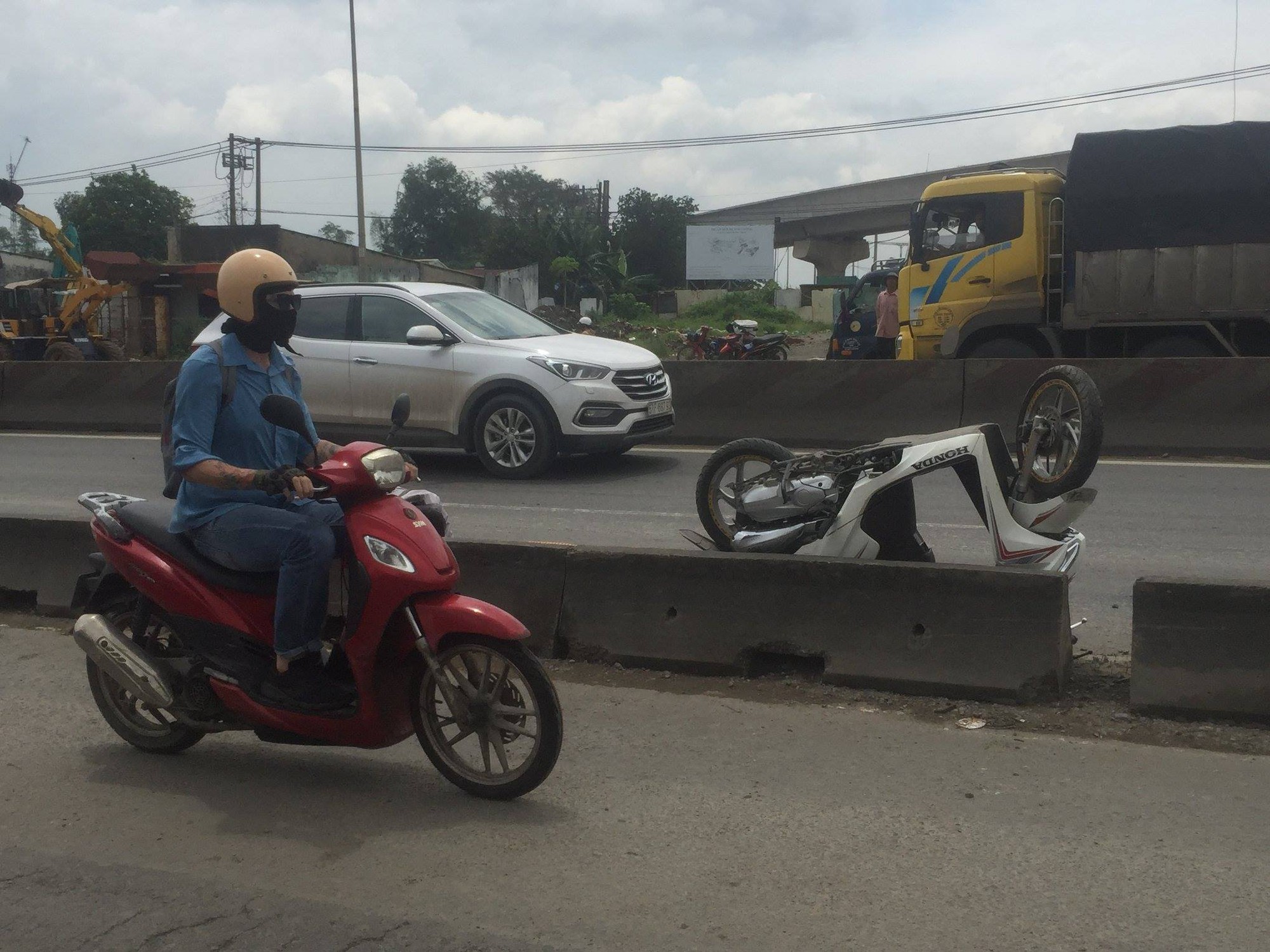 Người thân gào khóc, ôm chặt thi thể cô gái tử vong trên quốc lộ 1 sau va chạm với xe tải - Ảnh 2.